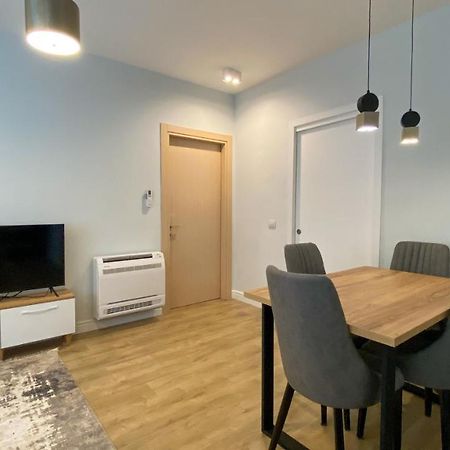 Centrally Located Glamorous Bright Apt Near Bazaar ติรานา ภายนอก รูปภาพ