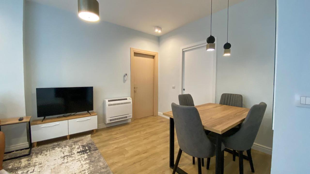 Centrally Located Glamorous Bright Apt Near Bazaar ติรานา ภายนอก รูปภาพ