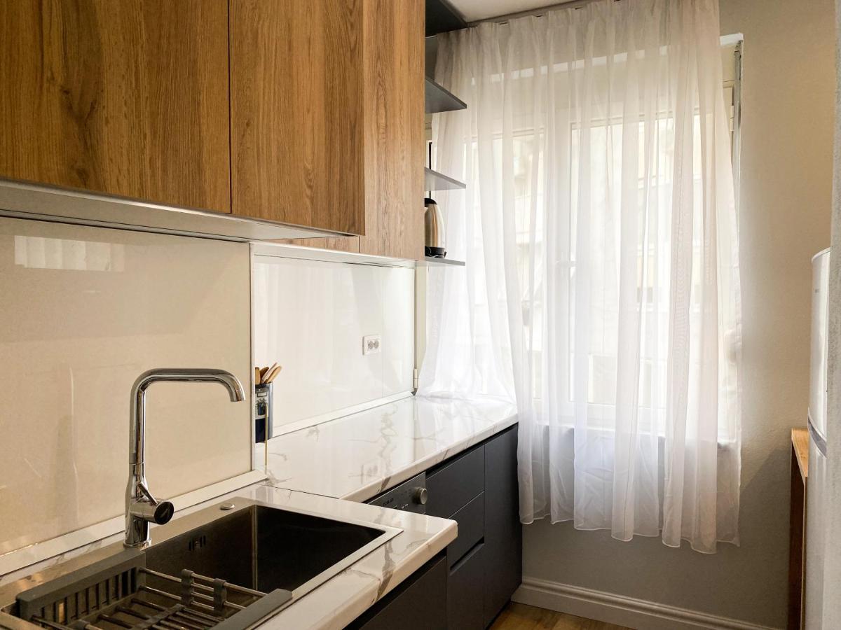 Centrally Located Glamorous Bright Apt Near Bazaar ติรานา ภายนอก รูปภาพ